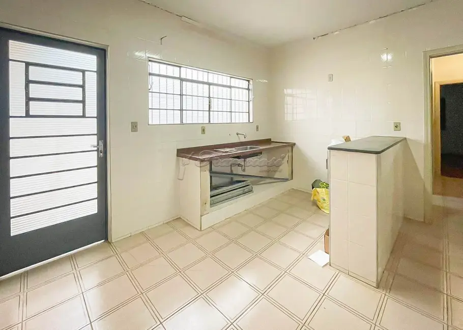 Casa com 3 quartos à venda, 295m2 em Centro, Itapetininga - SP - imagem 4 Foto 4 de Casa com 3 quartos à venda, 295m2 em Centro, Itapetininga - SP