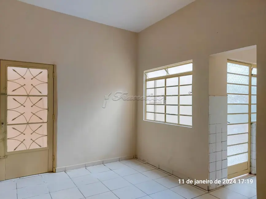 Foto 2 de Casa com 2 quartos para alugar, 61m2 em Centro, Itapetininga - SP