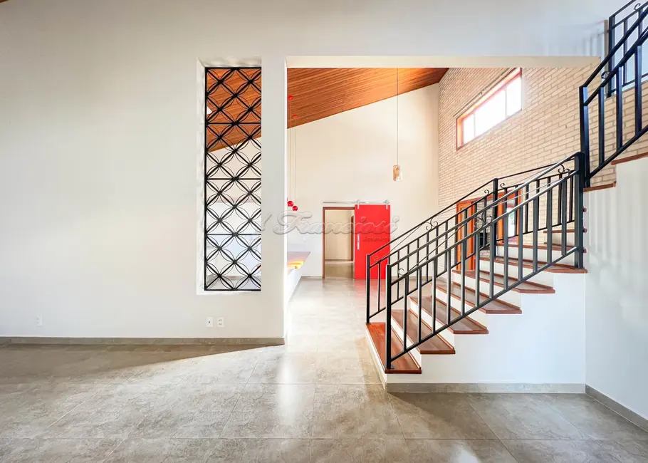 Casa de Condomínio com 3 quartos à venda, 198m2 em Itapetininga - SP - imagem 3 Foto 3 de Casa de Condomínio com 3 quartos à venda, 198m2 em Itapetininga - SP