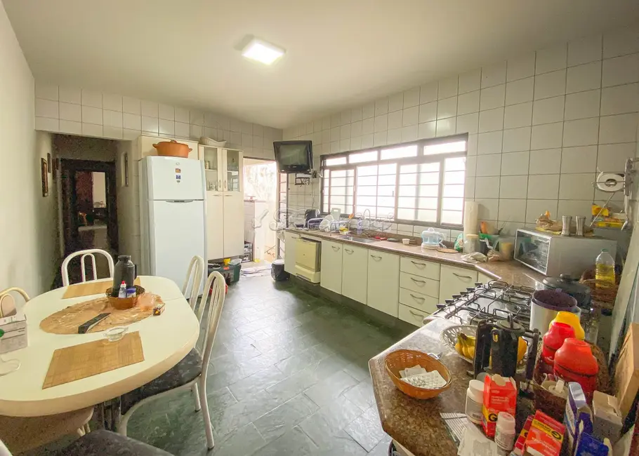 Casa com 2 quartos à venda, 183m2 em Vila Nastri, Itapetininga - SP - imagem 4 Foto 4 de Casa com 2 quartos à venda, 183m2 em Vila Nastri, Itapetininga - SP