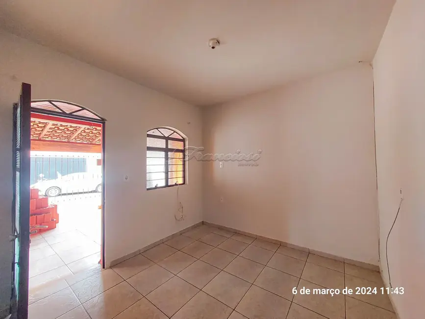 Foto 2 de Casa com 2 quartos para alugar, 142m2 em Jardim Vieira de Moraes, Itapetininga - SP
