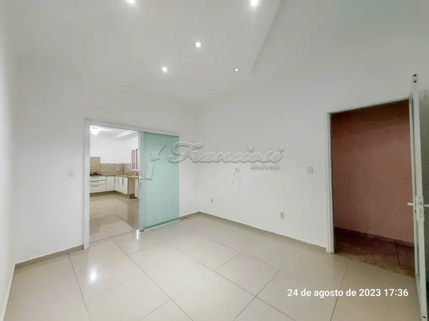Casa com 2 quartos para alugar, 130m2 em Centro, Itapetininga - SP - imagem 2 Foto 2 de Casa com 2 quartos para alugar, 130m2 em Centro, Itapetininga - SP
