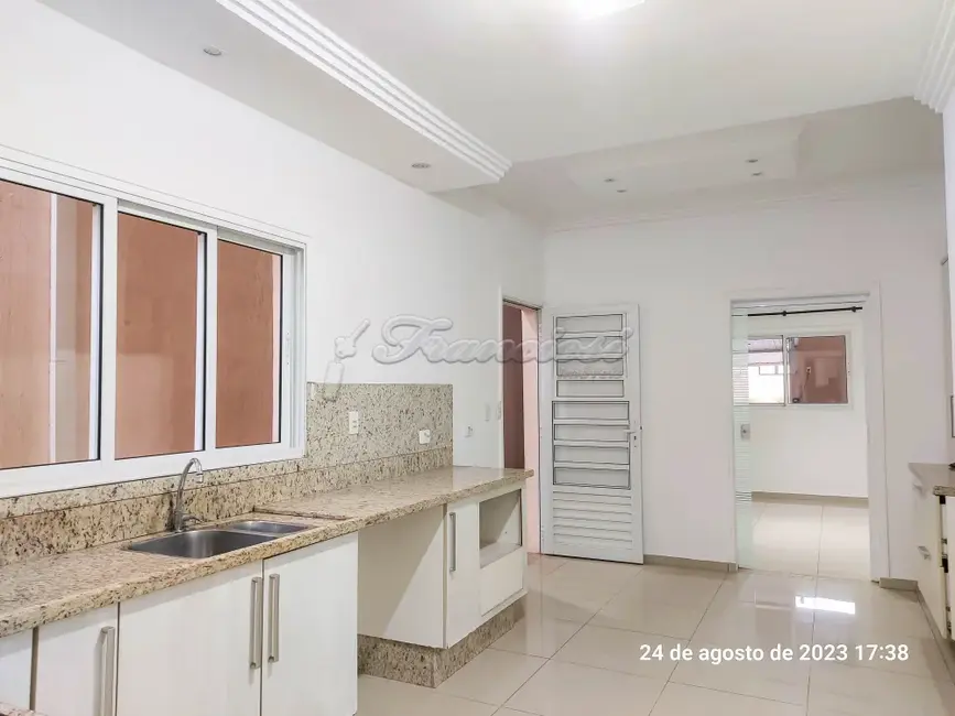 Casa com 2 quartos para alugar, 130m2 em Centro, Itapetininga - SP - imagem 4 Foto 4 de Casa com 2 quartos para alugar, 130m2 em Centro, Itapetininga - SP