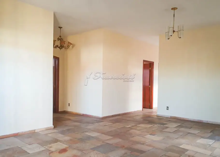 Casa com 3 quartos à venda, 300m2 em Jardim Itália, Itapetininga - SP - imagem 3 Foto 3 de Casa com 3 quartos à venda, 300m2 em Jardim Itália, Itapetininga - SP