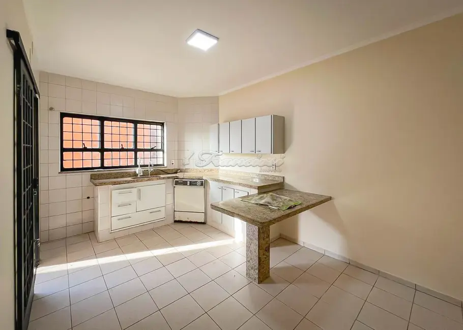 Casa com 3 quartos à venda, 300m2 em Vila Barth, Itapetininga - SP - imagem 6 Foto 6 de Casa com 3 quartos à venda, 300m2 em Vila Barth, Itapetininga - SP