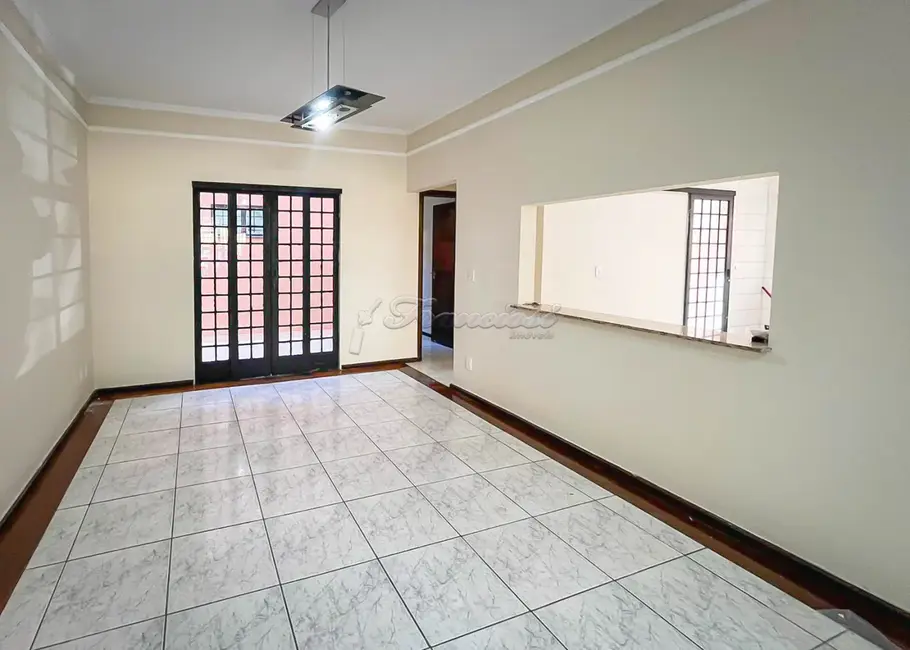 Casa com 3 quartos à venda, 300m2 em Vila Barth, Itapetininga - SP - imagem 4 Foto 4 de Casa com 3 quartos à venda, 300m2 em Vila Barth, Itapetininga - SP