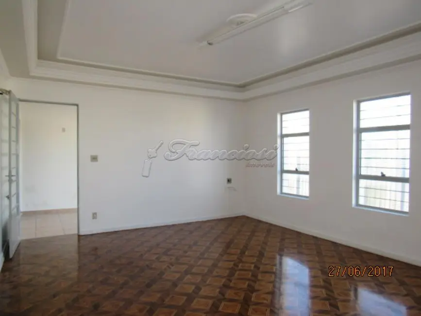 Casa com 3 quartos à venda, 219m2 em Centro, Itapetininga - SP - imagem 1 Foto 1 de Casa com 3 quartos à venda, 219m2 em Centro, Itapetininga - SP