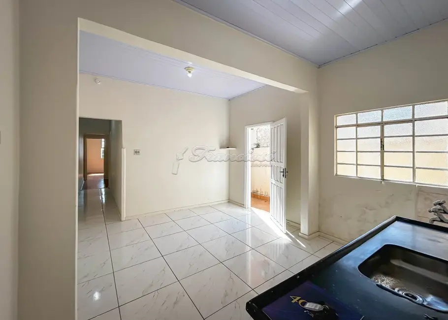 Casa com 2 quartos à venda, 80m2 em Centro, Itapetininga - SP - imagem 3 Foto 3 de Casa com 2 quartos à venda, 80m2 em Centro, Itapetininga - SP