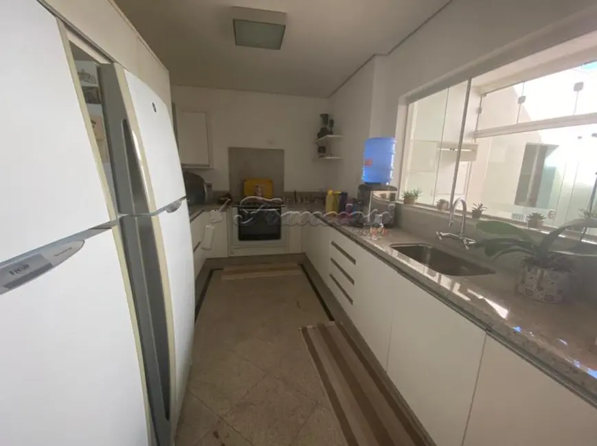 Casa com 3 quartos para alugar, 500m2 em Centro, Itapetininga - SP - imagem 9 Foto 9 de Casa com 3 quartos para alugar, 500m2 em Centro, Itapetininga - SP