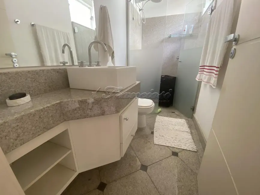 Casa com 3 quartos para alugar, 500m2 em Centro, Itapetininga - SP - imagem 4 Foto 4 de Casa com 3 quartos para alugar, 500m2 em Centro, Itapetininga - SP