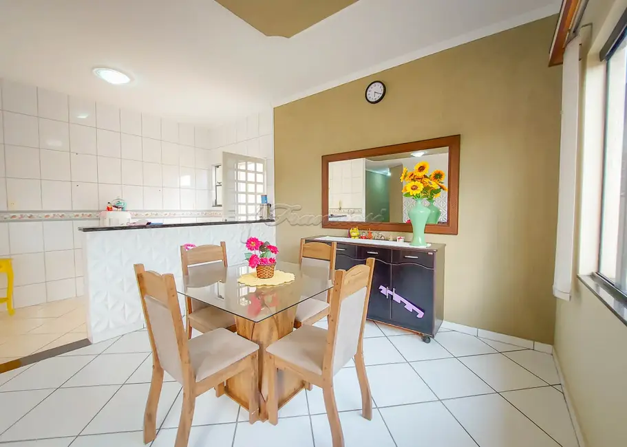 Casa com 3 quartos à venda, 181m2 em Vila Santana, Itapetininga - SP - imagem 4 Foto 4 de Casa com 3 quartos à venda, 181m2 em Vila Santana, Itapetininga - SP