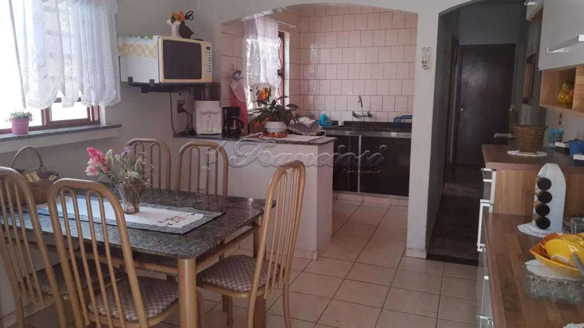 Casa com 3 quartos à venda, 199m2 em Vila Barth, Itapetininga - SP - imagem 3 Foto 3 de Casa com 3 quartos à venda, 199m2 em Vila Barth, Itapetininga - SP