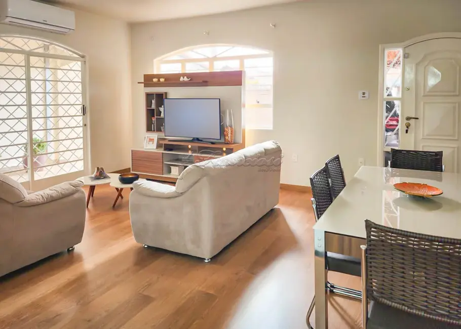 Casa com 3 quartos à venda, 200m2 em Vila Vendramini, Itapetininga - SP - imagem 1 Foto 1 de Casa com 3 quartos à venda, 200m2 em Vila Vendramini, Itapetininga - SP