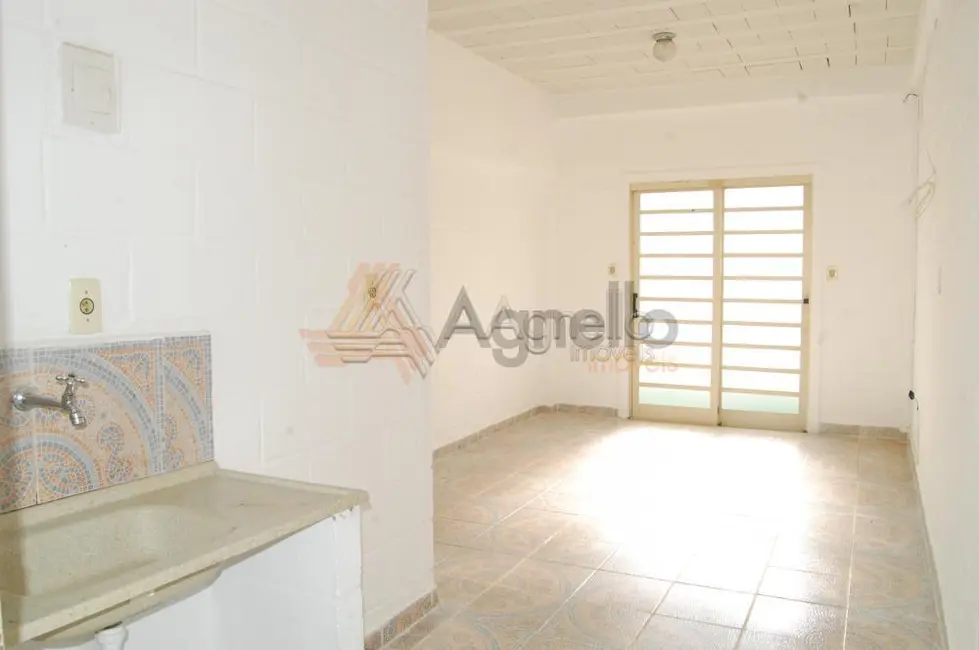 Foto 4 de Kitnet com 1 quarto para alugar, 29m2 em Parque Universitário, Franca - SP