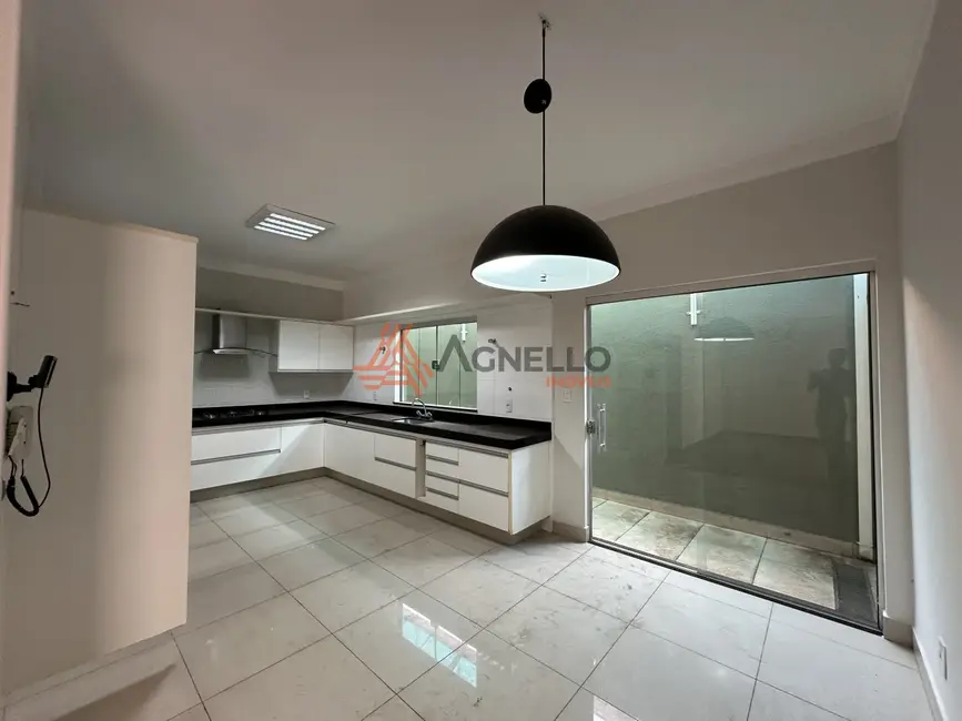 Foto 3 de Casa com 4 quartos à venda, 197m2 em Vila Nicácio, Franca - SP