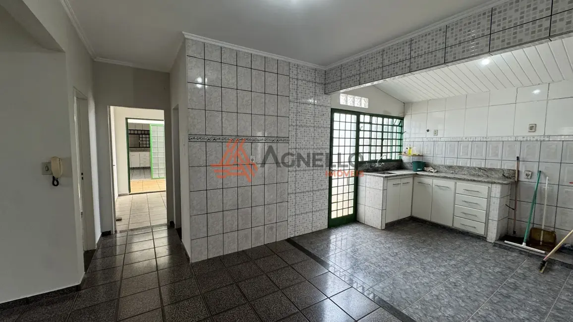 Foto 2 de Casa com 2 quartos à venda, 200m2 em Jardim Samello Woods, Franca - SP
