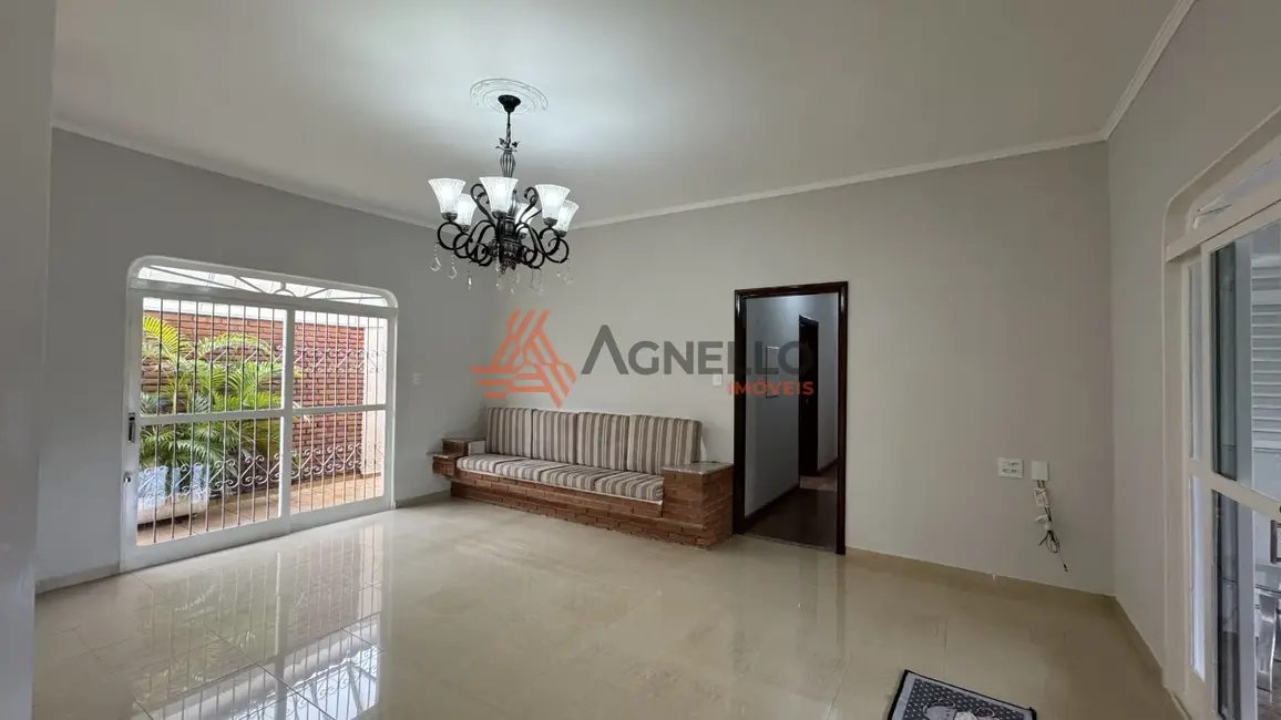 Foto 3 de Casa com 4 quartos para alugar, 279m2 em São José, Franca - SP