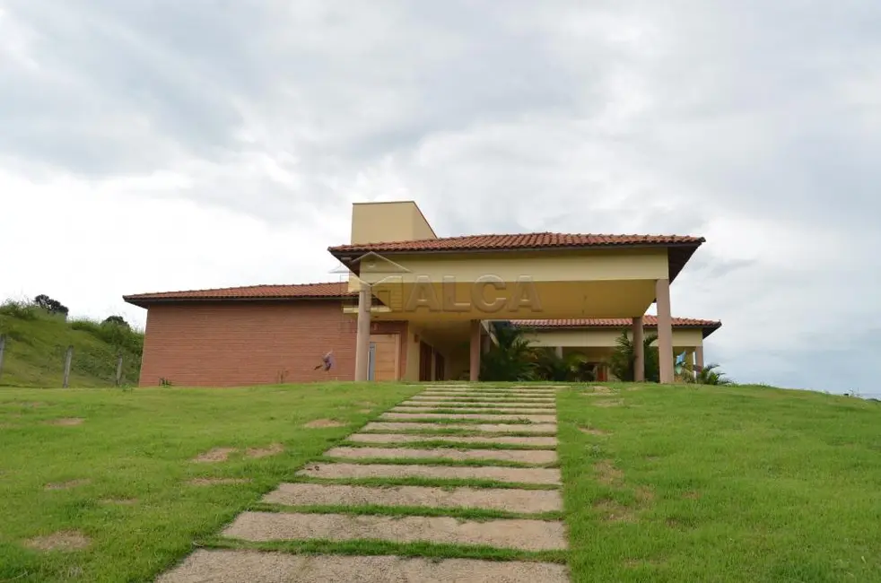 Foto 2 de Chácara com 4 quartos à venda, 218m2 em Sao Jose do Rio Pardo - SP