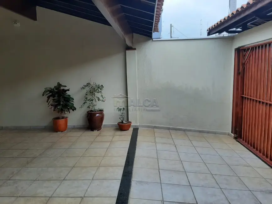 Foto 2 de Casa com 3 quartos à venda, 188m2 em Sao Jose do Rio Pardo - SP