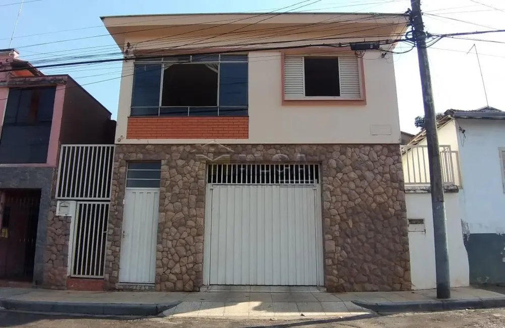 Foto 1 de Casa com 4 quartos à venda, 200m2 em Sao Jose do Rio Pardo - SP