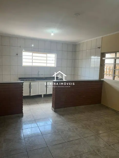 Casa com 3 quartos para alugar, 350m2 em Centro, Atibaia - SP - imagem 3 Foto 3 de Casa com 3 quartos para alugar, 350m2 em Centro, Atibaia - SP