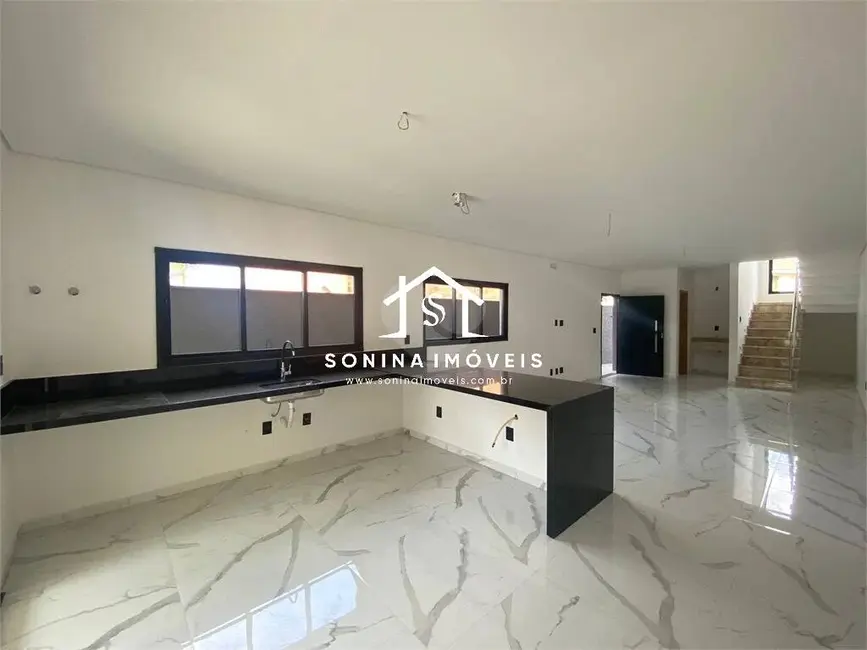 Casa com 3 quartos à venda, 210m2 em Vila Petrópolis, Atibaia - SP - imagem 1 Foto 1 de Casa com 3 quartos à venda, 210m2 em Vila Petrópolis, Atibaia - SP