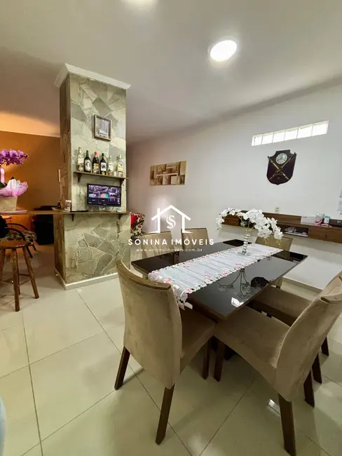 Foto 1 de Casa com 4 quartos para alugar, 200m2 em Alvinópolis, Atibaia - SP