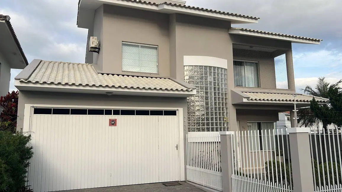 Casa com 3 quartos à venda, 190m2 em Centro, Palhoca - SC - imagem 1 Foto 1 de Casa com 3 quartos à venda, 190m2 em Centro, Palhoca - SC