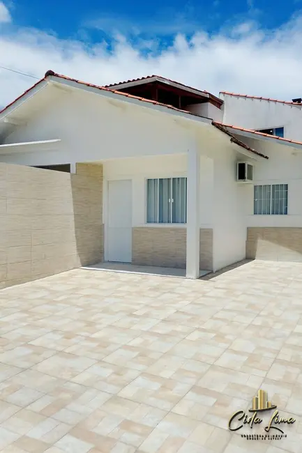Casa com 2 quartos para alugar, 200m2 em Florianopolis - SC - imagem 1 Foto 1 de Casa com 2 quartos para alugar, 200m2 em Florianopolis - SC