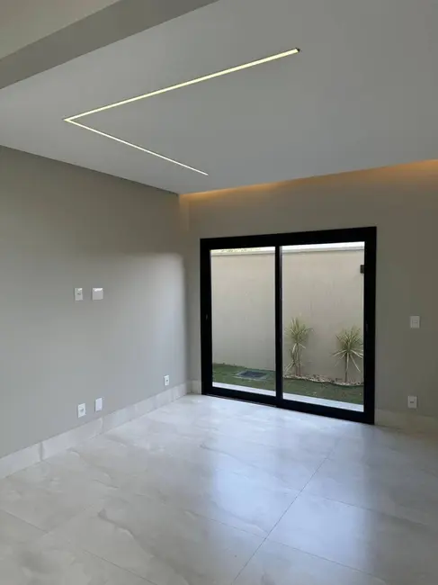 Casa de Condomínio com 3 quartos à venda, 217m2 em Senador Canedo - GO - imagem 8 Foto 8 de Casa de Condomínio com 3 quartos à venda, 217m2 em Senador Canedo - GO