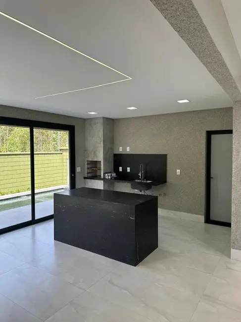 Casa de Condomínio com 3 quartos à venda, 217m2 em Senador Canedo - GO - imagem 5 Foto 5 de Casa de Condomínio com 3 quartos à venda, 217m2 em Senador Canedo - GO