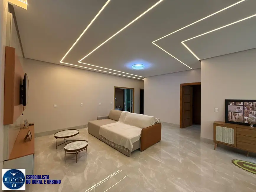 Foto 2 de Chácara com 5 quartos à venda, 18000m2 em Hidrolandia - GO