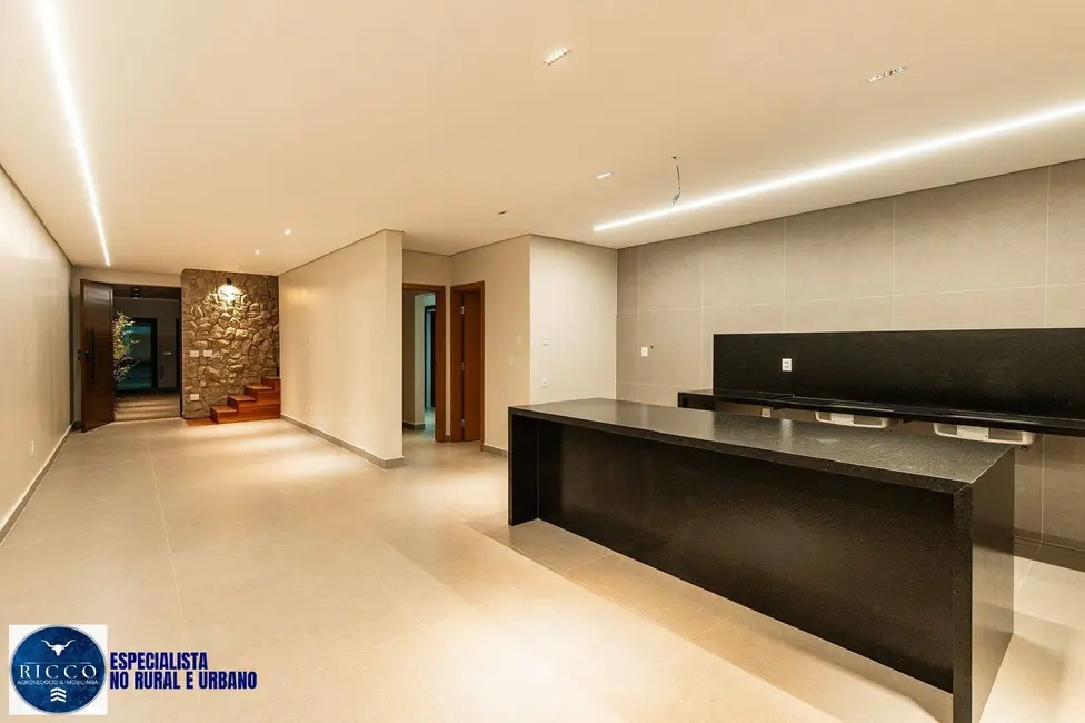 Sobrado com 3 quartos à venda, 252m2 em Jardim América, Goiania - GO - imagem 3 Foto 3 de Sobrado com 3 quartos à venda, 252m2 em Jardim América, Goiania - GO