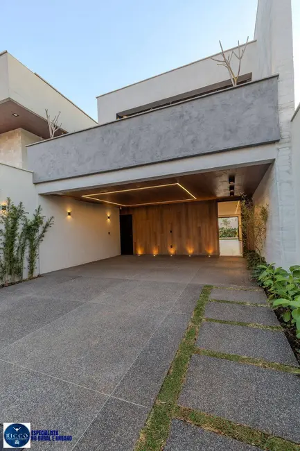 Sobrado com 3 quartos à venda, 252m2 em Jardim América, Goiania - GO - imagem 1 Foto 1 de Sobrado com 3 quartos à venda, 252m2 em Jardim América, Goiania - GO