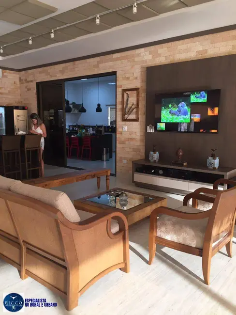 Foto 4 de Chácara com 8 quartos à venda, 2530m2 em Aruana - GO
