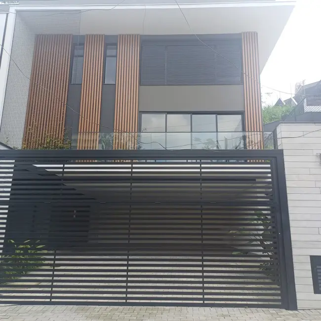 Casa com 3 quartos à venda, 309m2 em América, Joinville - SC - imagem 2 Foto 2 de Casa com 3 quartos à venda, 309m2 em América, Joinville - SC