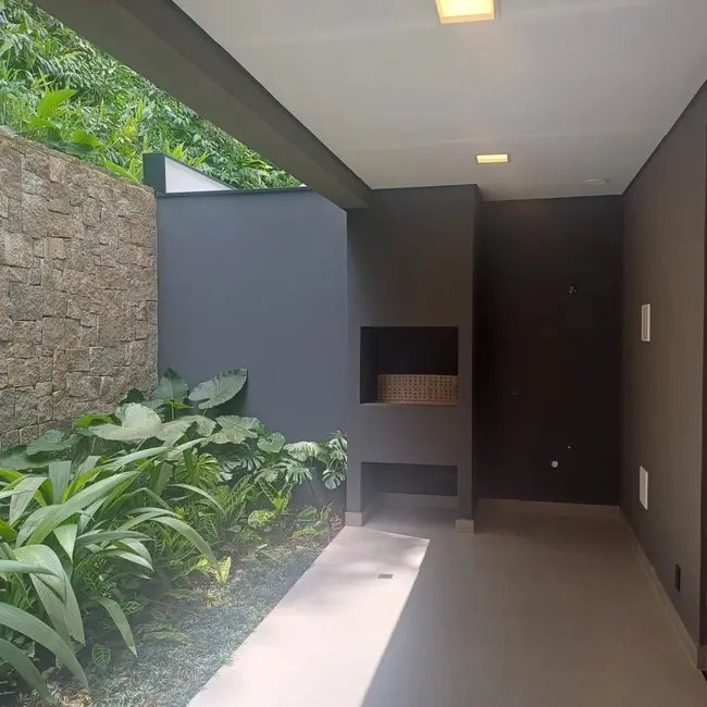 Casa com 3 quartos à venda, 296m2 em América, Joinville - SC - imagem 3 Foto 3 de Casa com 3 quartos à venda, 296m2 em América, Joinville - SC