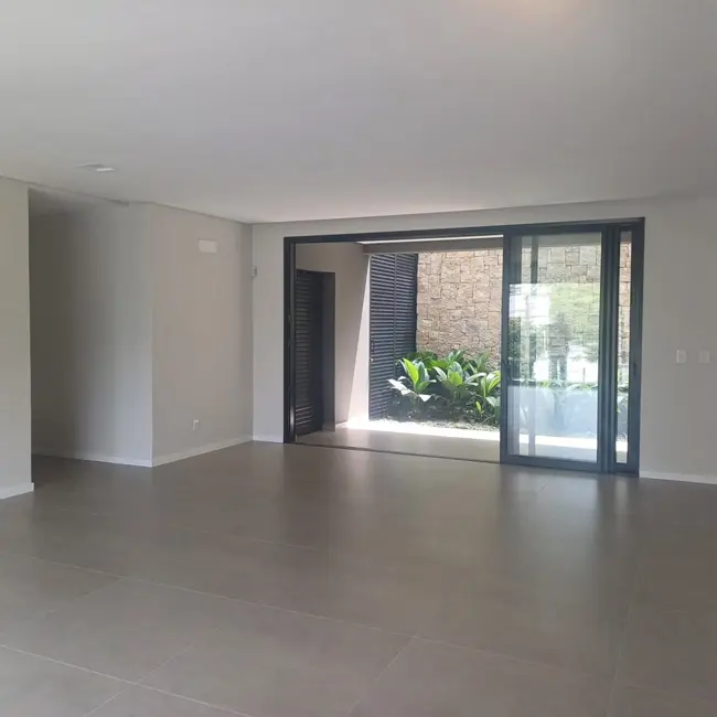 Casa com 3 quartos à venda, 285m2 em América, Joinville - SC - imagem 8 Foto 8 de Casa com 3 quartos à venda, 285m2 em América, Joinville - SC