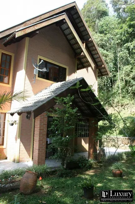 Foto 3 de Casa de Condomínio com 3 quartos à venda e para alugar, 350m2 em Jardim Petrópolis, Itapecerica Da Serra - SP