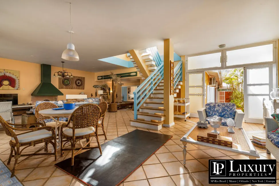 Foto 8 de Casa de Condomínio com 5 quartos à venda em Ubatuba - SP