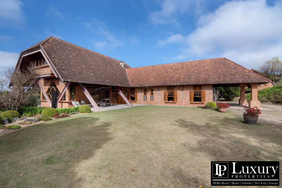 Foto 1 de Casa de Condomínio com 4 quartos à venda em Campos Do Jordao - SP