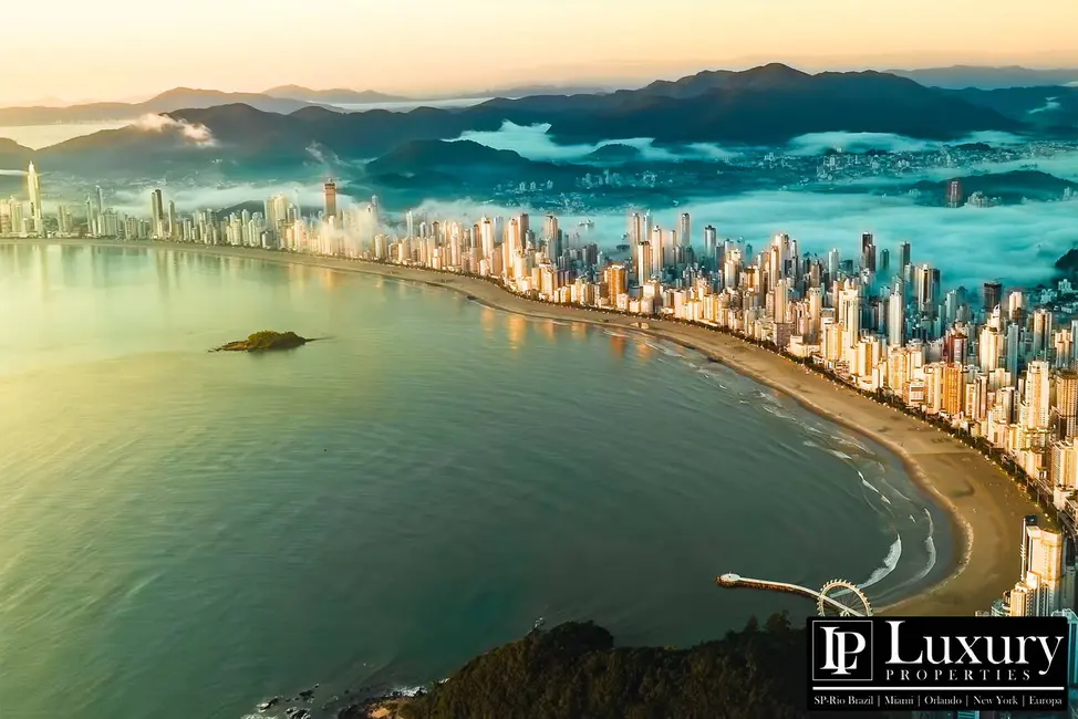 Apartamento à venda e para alugar, 300903m2 em Centro, Balneario Camboriu - SC - imagem 8 Foto 8 de Apartamento à venda e para alugar, 300903m2 em Centro, Balneario Camboriu - SC
