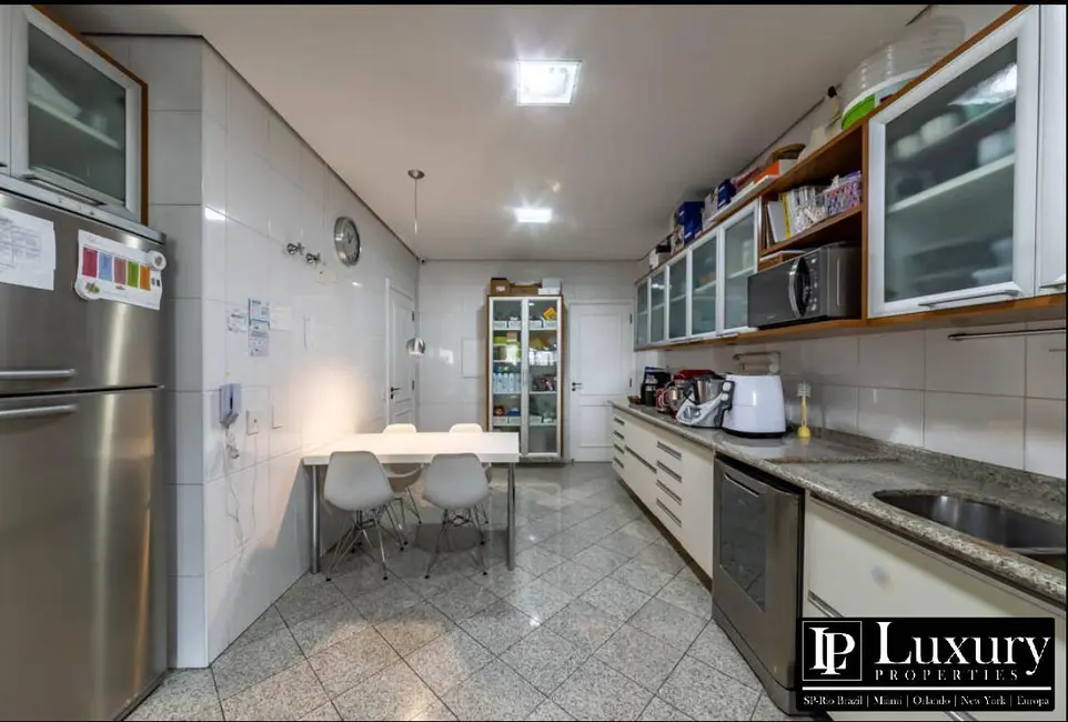 Apartamento com 3 quartos para alugar, 276m2 em Vila Nova Conceição, São Paulo - SP - imagem 8 Foto 8 de Apartamento com 3 quartos para alugar, 276m2 em Vila Nova Conceição, São Paulo - SP