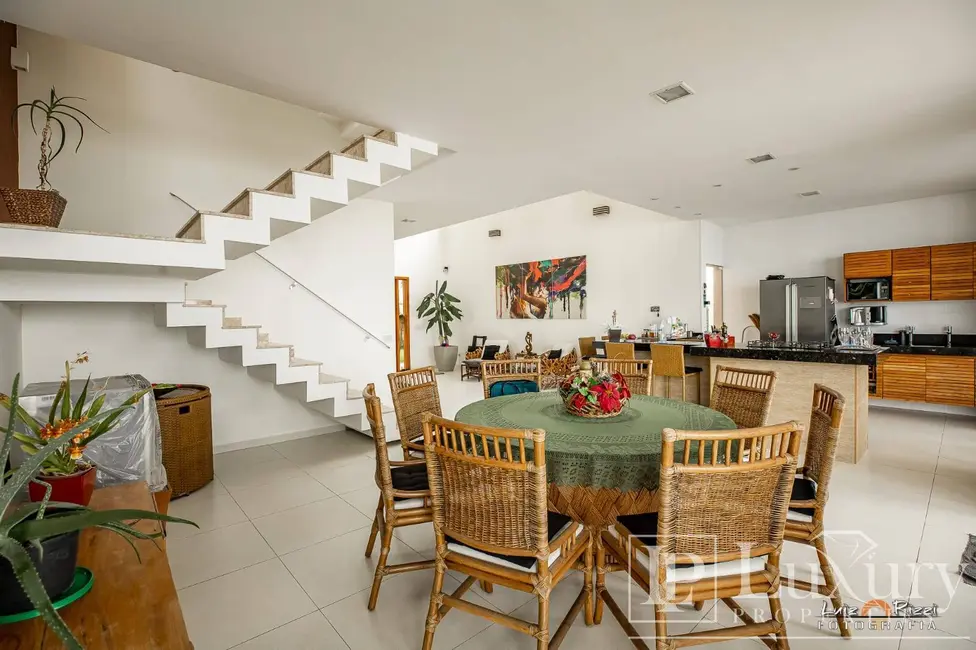 Foto 2 de Casa de Condomínio com 4 quartos à venda em Ubatuba - SP