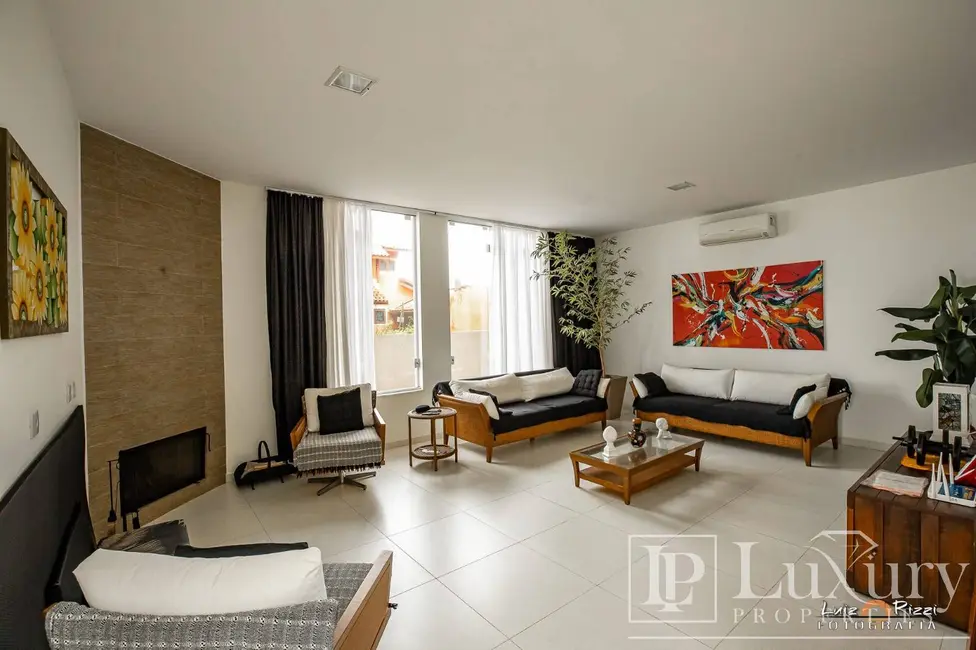 Foto 1 de Casa de Condomínio com 4 quartos à venda em Ubatuba - SP