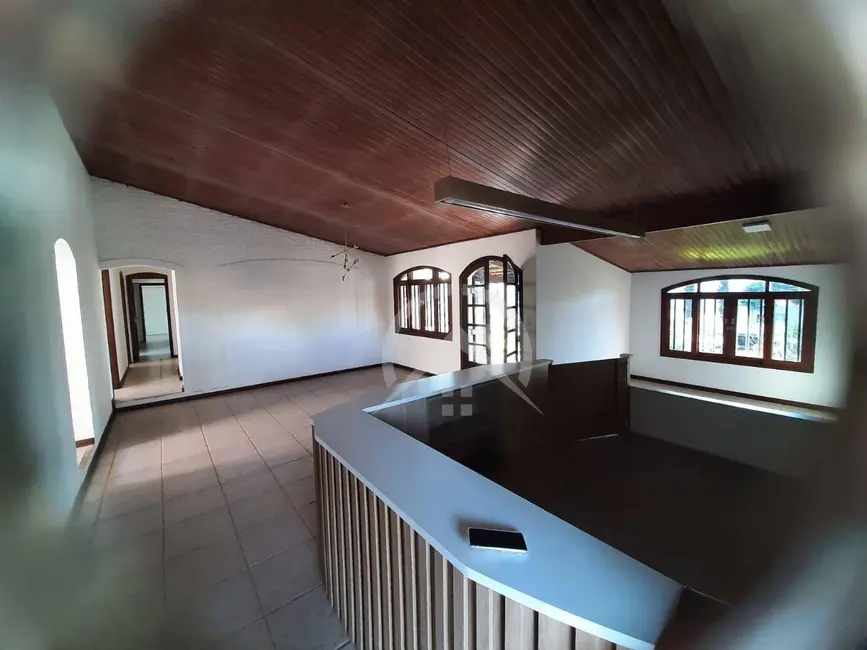 Casa com 3 quartos para alugar, 670m2 em Vila Santista, Atibaia - SP - imagem 3 Foto 3 de Casa com 3 quartos para alugar, 670m2 em Vila Santista, Atibaia - SP