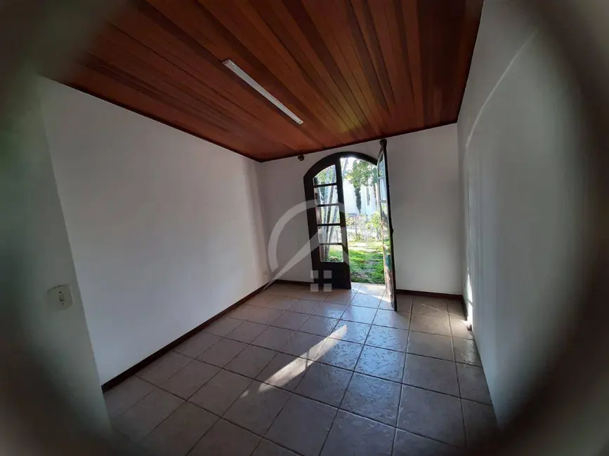 Casa com 3 quartos para alugar, 670m2 em Vila Santista, Atibaia - SP - imagem 1 Foto 1 de Casa com 3 quartos para alugar, 670m2 em Vila Santista, Atibaia - SP