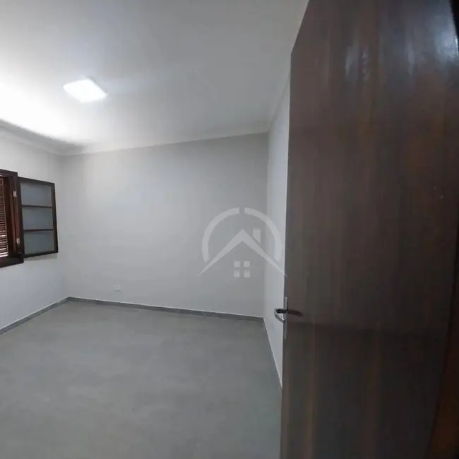 Casa com 3 quartos para alugar, 510m2 em Jardim Shangri-Lá, Atibaia - SP - imagem 3 Foto 3 de Casa com 3 quartos para alugar, 510m2 em Jardim Shangri-Lá, Atibaia - SP