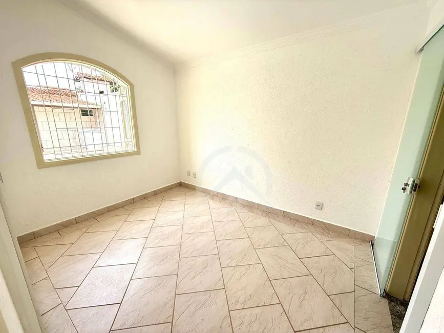 Foto 3 de Casa com 3 quartos para alugar, 300m2 em Vila Helena, Atibaia - SP