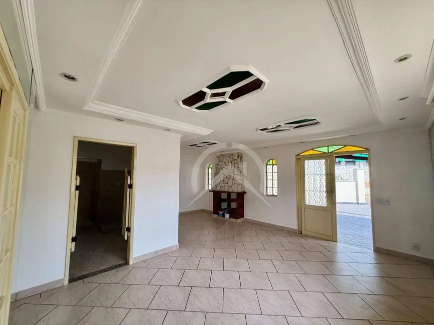 Foto 2 de Casa com 3 quartos para alugar, 300m2 em Vila Helena, Atibaia - SP